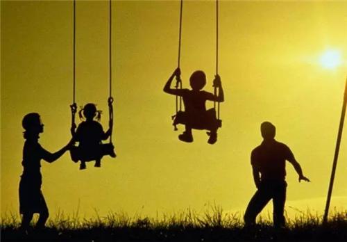 9.我爱你，我真的很想成为一个幸运星，高高挂在你头顶，帮助你融化风雨，让柔和而美好的一天永远陪着你前进。