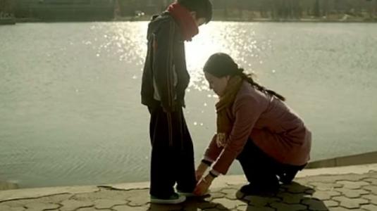 10.只有在经历了外界的风风雨雨之后，我们才能知道家的价值；只有看到外部人的错误感受，我们才能知道父母的良好意愿。