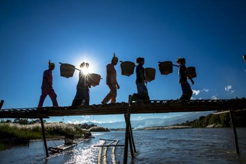 11.一个梦想，一个灵魂，一个幻灭。眼泪的存在只是为了太多的爱，它证明了一切都不是幻觉。生活来自偶然，我们应该保持冷静，原谅过去，给自己一个遥远的地方。