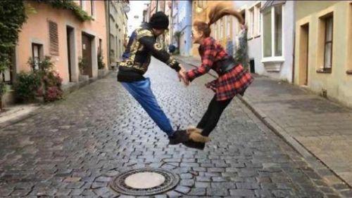 11.在爱的世界里,没有人会后悔,只有谁不懂得珍惜。