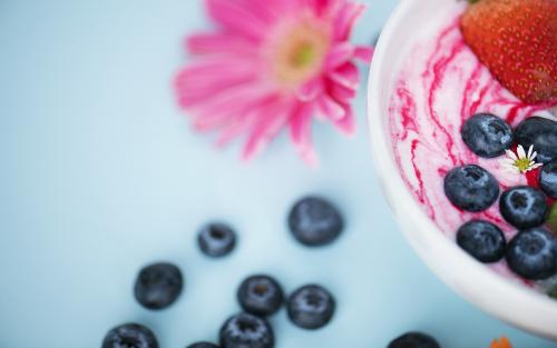 10.家庭之情就像一股源源不断的河水，流淌的是对流浪者心中永恒的向往。家庭感情就像一堆堆无尽的细沙，沉淀的是多年来积累的照顾；家庭的感情就像夜空中的北斗七星，引导着这只迷路的小羊回家。