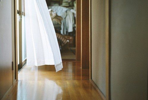 10.有时候,人们哭泣并不是因为虚弱,而是因为坚强了太久。