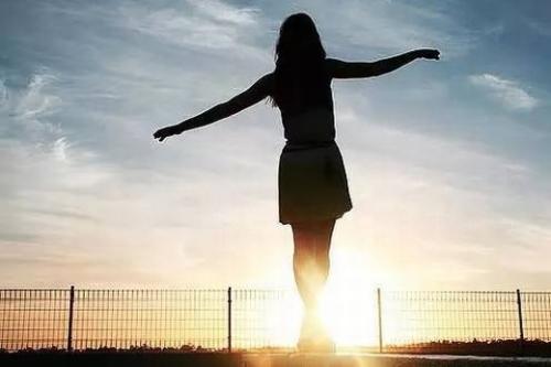 12.我认为认真的喜欢会给人留下深刻的印象,但事实证明,这只会给自己留下深刻的印象。