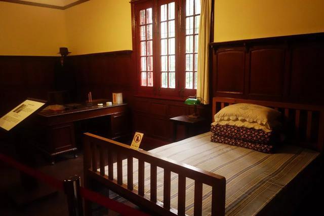 11.也就是说，即使整个世界都在忙于挖掘自己的坟墓，我们仍然有时间享受生活，快乐，无忧无虑，工作或不工作。