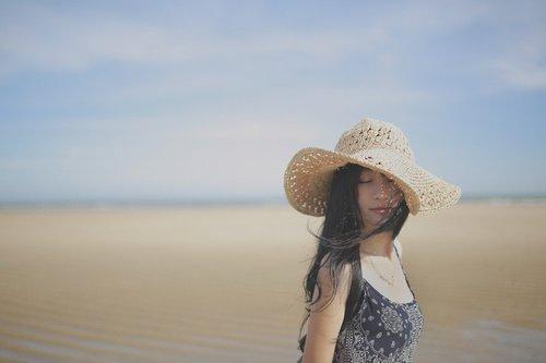 11.你很少嘲笑我的朋友,我无情地怜惜你的许多朋友...