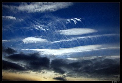 10.早晨的美景像绿草一样芬芳，清澈如河，透明如玻璃，甜美如花蜜。早上好，亲爱的，祝你今天心情愉快！