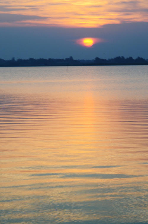 12.每天忙于工作，每天到周末累。看看遥远的山脉的颜色，听小河的抽泣。伸出坚硬的脊椎，踩住您的麻木脚；轻拍解放的手掌，哈哈可以睡个好觉！