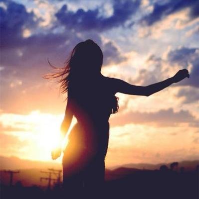 11.每天早晨起床后将其视为礼物，并将每一个幸福的微笑视为一种习惯。亲爱的，早上好，短信，愿您今天微笑，永远快乐！