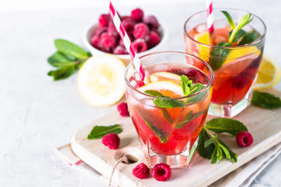 11.家庭的爱是源源不断的，流，带给人甜蜜的营养。家庭之情是一缕柔和的阳光，默默地融化了冰冷的心。亲情是一个安静的港口，让航海的疲劳消失了。 。