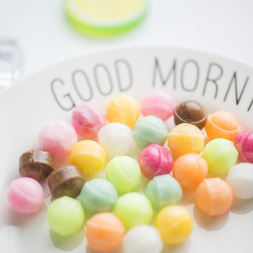 11.小米瓜非常激动，心跳动起来，冲上舞台，像婴儿一样抱着糖果盒抱在怀里，然后保持这种姿势，小心翼翼地走出教室，走出学校，走了走。家。