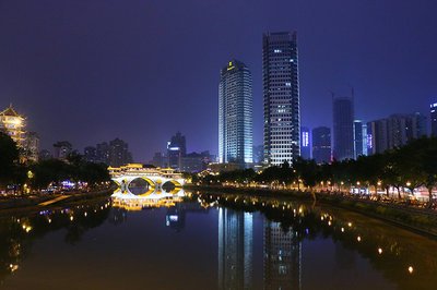 12.天空中的星星在闪烁，月亮在思考着跳跃...在不眠的夜晚，有一个不眠的人在想你...晚安，亲爱的...我一定在做梦。无论好坏，至少可以证明你内心深处有我！