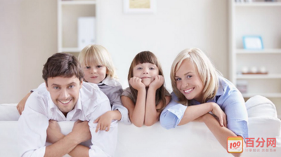 12.母亲是一条船，她日夜工作只是为了把孩子送上岸。母亲是一棵树，寒冷的冬天和炎热的天气帮助她的孩子躲避风和冷。母亲是一盏灯，无论等待温暖有多晚。母亲是光明的，总是有最坚定的陪伴方式。祝世界上所有母亲节日快乐！