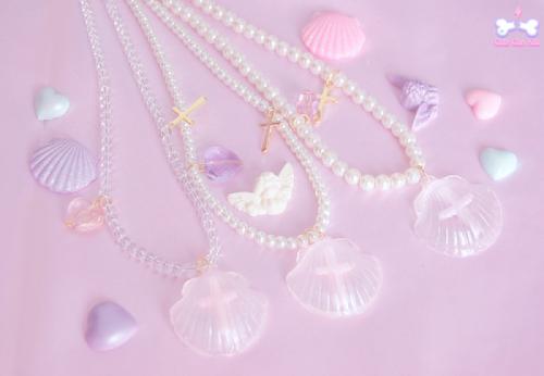 12.淡粉红色的菱形蝴蝶翅膀像水一样透明，像泪水像羽毛一样。