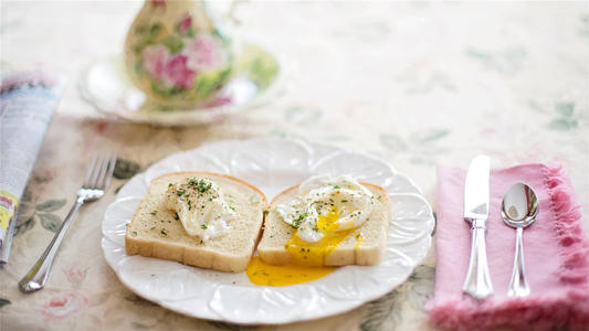 10.有时候，我知道想得太多对我的健康有害，但我无能为力。我只是不明白为什么有些人可以不理会家庭感情，而为了钱而抛弃父亲，却说其他人不孝顺！