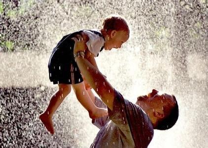 10.家庭感情可以照亮人们的生活，使前方的道路上开满鲜花；这是一个坚定的信念，一个恒心的本能，即使没有钱，家人的感情仍然存在。