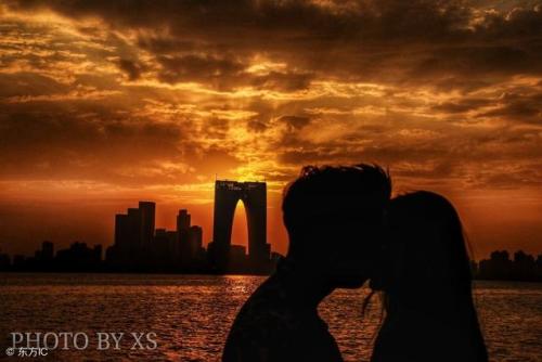 11.一万英尺的红色尘土,温柔的情怀,在回望之间,世界的尽头是一小段距离,淡化了过去和现在生活的怀旧,充满了相思之情,轻轻地抚摸着我的心。