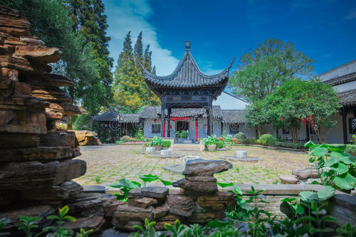 12.普通的家庭感情如何，渗透到生活中的点点滴滴，徘徊在我身边。