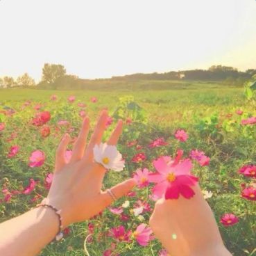 12.当我还是个小孩的时候,正是母爱成为了我的拐杖,不懈地鼓励我踏上成长的脚步。