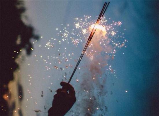 10父亲的关怀眼神越来越远，母亲熟悉的话语逐渐被淡忘