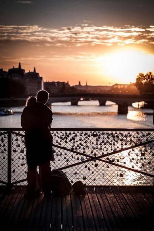 12.与其他人相比，我对家庭的感情真的很冷漠。当我参加高考时，我毫不犹豫地在离家很远的地方补了一所野外学校，这样我就不必经常回家。待在家里会让我感到非常沮丧，所以我经常整整一个月不去上班。有时候，在其他地方演出时，我没有与家人联系超过一​​个月，所以他们自然不会与我联系。现在我不知道安全和归属感是什么，我感到生活如此艰难。