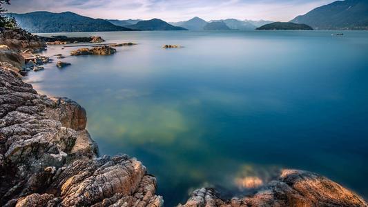 12.听到每个人的称赞，他内心很高兴！我们听到了赞美，他很受宠若惊！