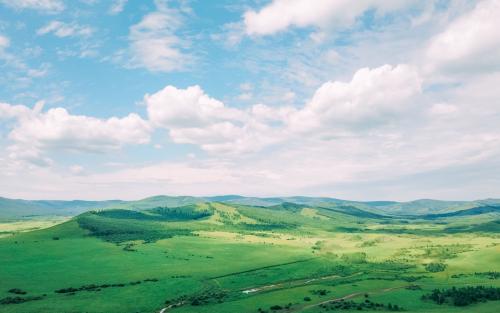 12.什么是家？这是一个温暖的港口，是养育树木的黄土，柔和的荧光，一点点爱伞，以及地平线上最美丽的云彩。