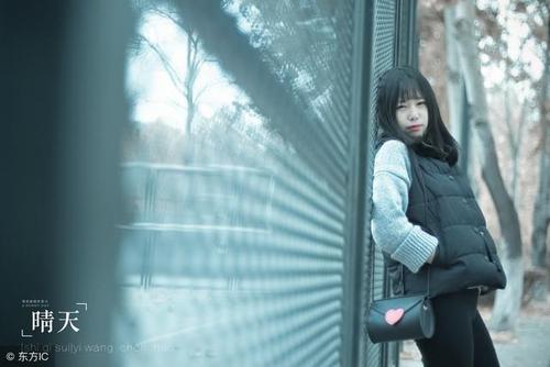 9.过去是光与光，颜色是透明和光，经过多年的悲伤和欢乐，它像镜子一样纯净而宁静。