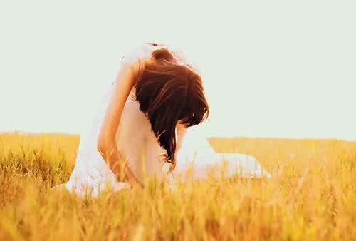 11.谁先忘记对方，国家就是祖国。玲玲拒绝玩，她感到震惊。