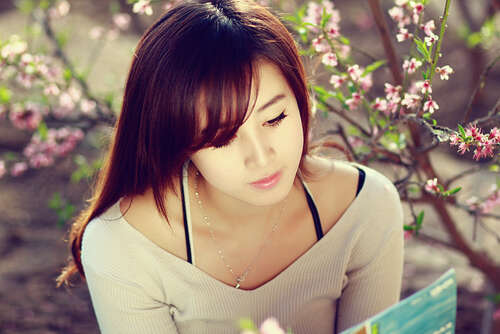 描述女性的句子