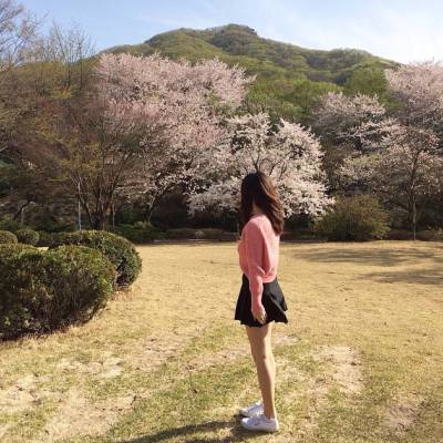 12.她像一条鱼一样走进大海,忘记了时间的流逝。