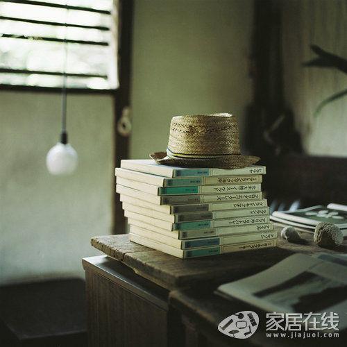 12.从那个十八岁的夏天开始,到后来的时候,我一直跟踪着清淮发给我的明信片的地址,并一一阅读。每次我准备在那儿寄明信片时,我发现旅途中的小姐找不到能寄明信片的人。即使有这样的人,我也不知道她的地址。毕竟,她是候鸟。