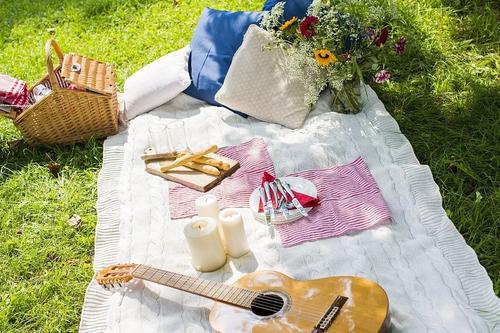 11.在树林里,许多鸟儿自由自在地欢快地飞翔,快乐时,他们唱着清脆甜美的歌。温暖的春光照亮了这条小河,那条河突然被悦耳的长笛声打动。环顾四周,一群顽皮的孩子正在从垂柳茎上制作柳笛。他们吹灭了他们内心的快乐和喜悦。