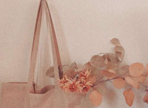 42.无论如何，生活必须继续前进。有时伤害和失败不一定是一件坏事。孤独和失落会让你变得更好。只要您能坚持到底，一切都会成为一件好事。