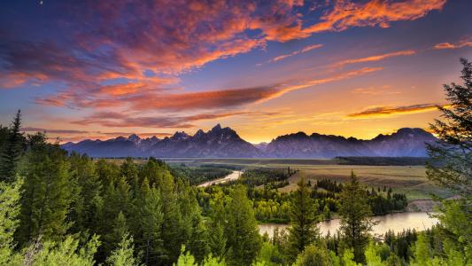 12.突然，当门帘被抬起时，小女孩像喜egg的鸡蛋一样冲了上去，露出没有前牙的小嘴微笑。