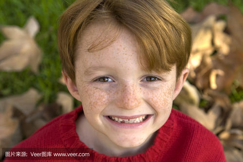 12.小强'着眼睛，像捏的指甲一样，变成了两个弯曲的缝隙。