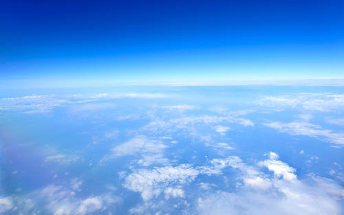 10.地平线上的夕阳辉光露出笑容,仿佛分享着我们的喜悦;天空中的鸟儿快乐地唱歌,仿佛它们在为我们赞美。路边的草在微风中翩翩起舞,仿佛在为我们庆祝。我们的心情好开心。