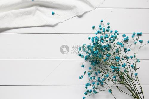 在遇见合适的人之前，上帝可能会安排我们先与其他人见面。当我们终于遇到想要的人时，我们应该感激不已。