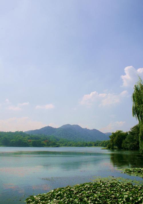 描写湖泊和山脉的诗