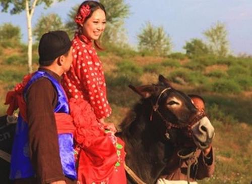 大女孩去轿车椅上