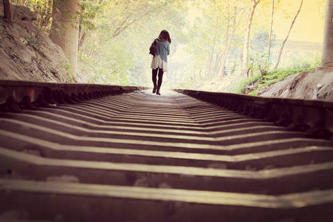 当一个人在恋爱中跑得太快时,另一个人很难追上并飘离1