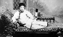 小脚女人踢足球歇后语