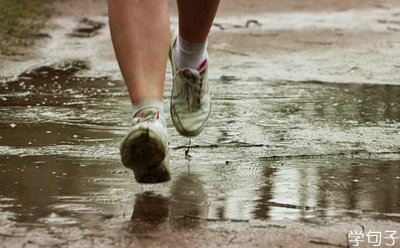 在雨中奔跑的美丽句子和图片1