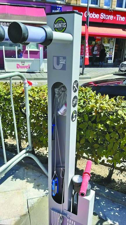 将手推车推上台阶谢后雨