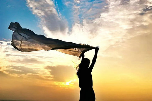 人们遭受了很多黑暗，但是他们不能失去两件事，良心和底线