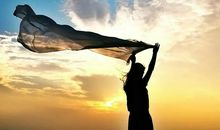 人会遭受很多黑暗，但是不能丢掉两样东西，良知和底线