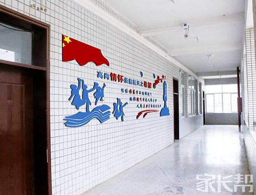 挂在学校走廊上的标语