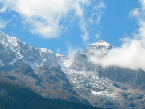 描述玉龙雪山的句子