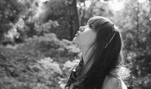 有哲理的句子带图片：要活的简单，一定不能想的太多