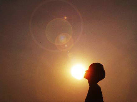 有时不需要照亮，我们可以成为自己的光