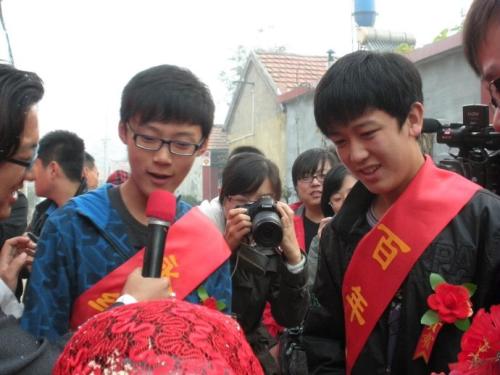 生一个孩子，喝着婚礼的祝福